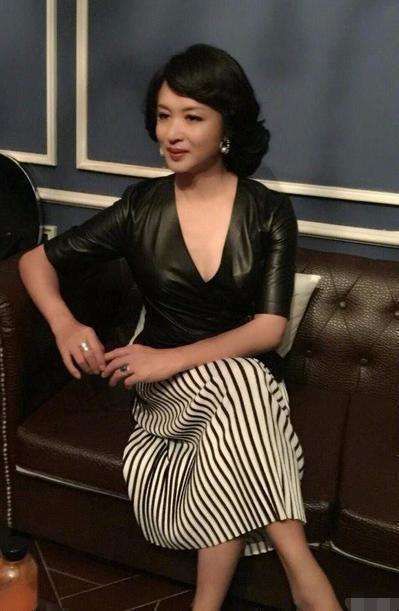 金星胆子太大了,就连吊带裙都敢穿,竟然毫无违和感