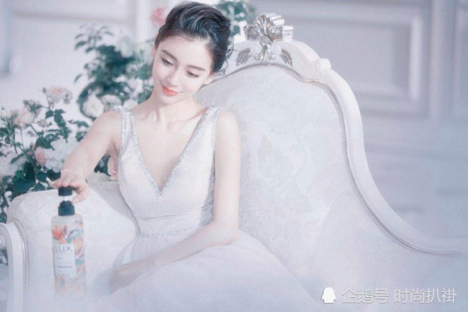 杨颖这件吊带裙不仅深V，前后左右都“开叉”，网友:真是大胆!