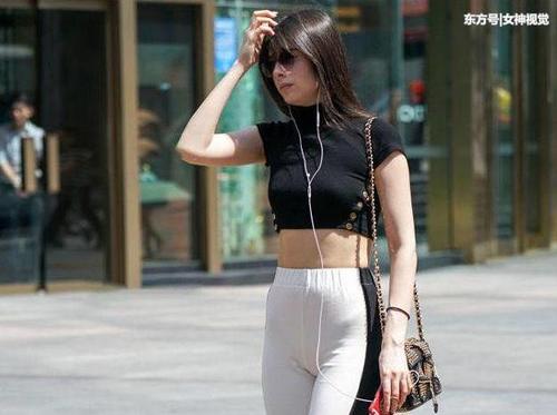 高挑靓丽的打底裤美女，曼妙的身姿，非常有朝气