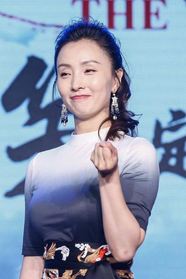 46岁小陶虹透视裙配皮裤碾压同造型21岁关晓