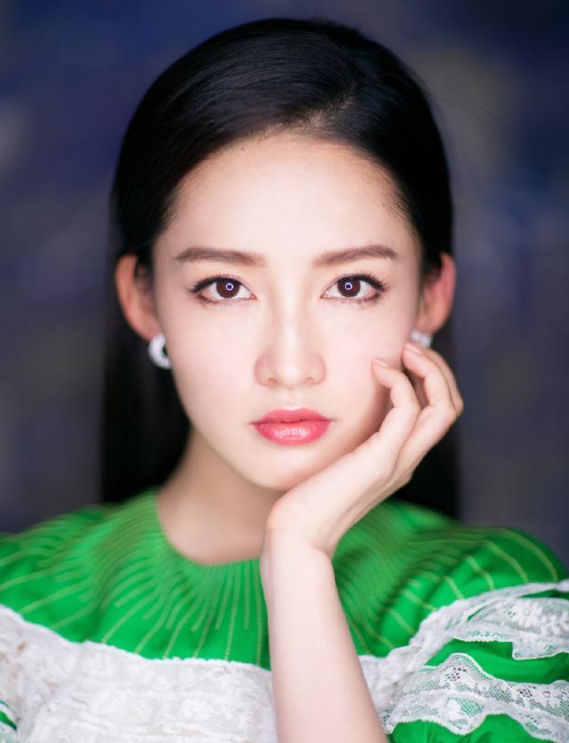 李沁胆真大! 穿绿色的紧身勒的皱巴巴的,几乎是遮不住的!