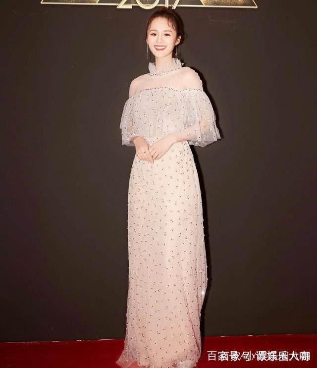 安悦溪和谢娜撞衫反而显老，造型毁在发型上，发际线快赶上杨幂!