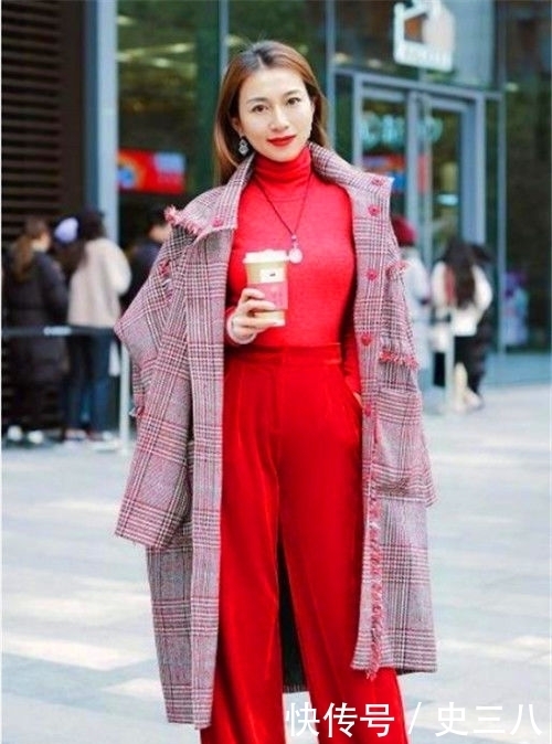  「尽显」街拍：天生丽质的小美女，优雅的穿搭，尽显时尚风采
