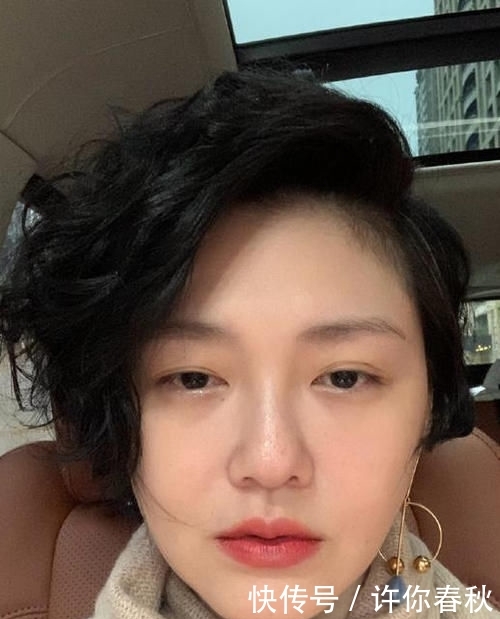 穿搭■44岁大S素颜吓人?网友:这个大妈是谁?针织衫+百褶裙超时髦!