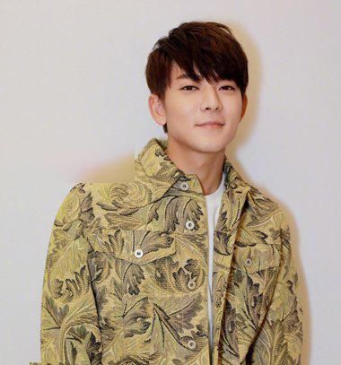 时尚派男士带刘海的侧分头发型!