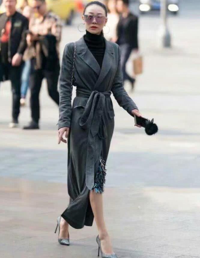 街拍:图2小姐姐超短裤只有巴掌大，为了露出大长腿也是拼了!