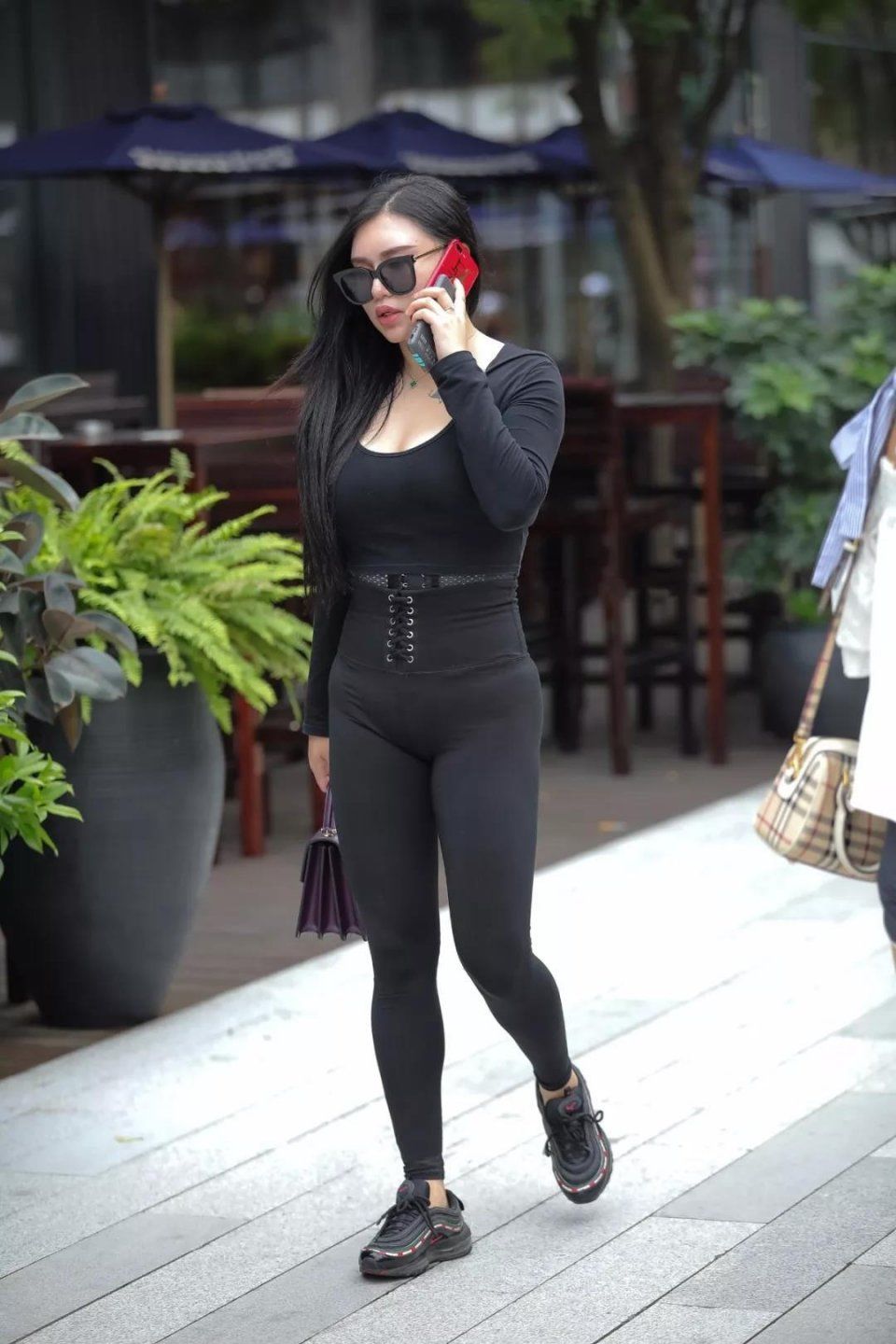 街拍：身材丰满的美女，浑身透着性感风韵