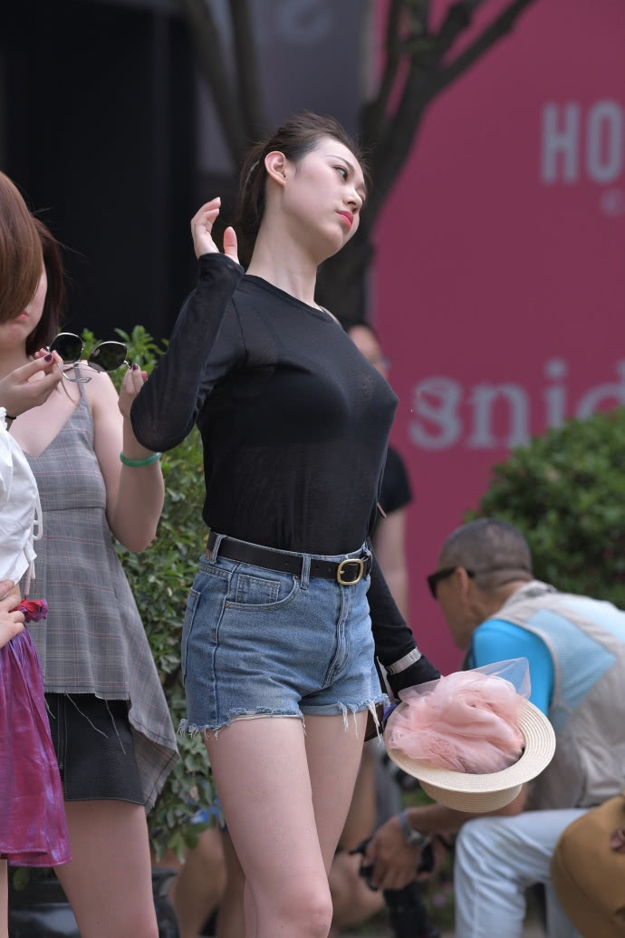 时尚小姐姐，穿半透明的黑色T恤，身材真好！