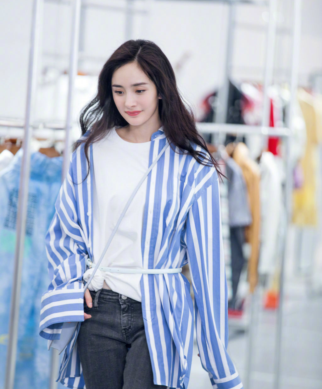 杨幂坐着腿长都好吓人!网友:让我饿一个月都没这身材!