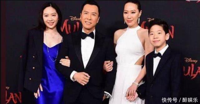  『手环』甄子丹一家四口全副武装现身返港，被戴追踪手环接受强制隔离