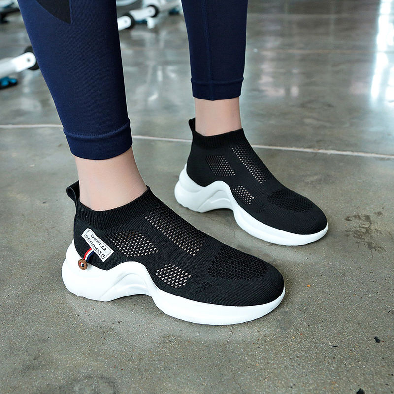 初秋正流行的“袜子鞋”,搭配牛仔裤,比高跟鞋还优雅,谁穿谁美