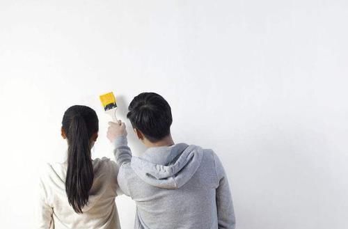  【省钱】墙面发霉发黑怎么办？教你一个最省钱办法，学会翻新4大技巧就行