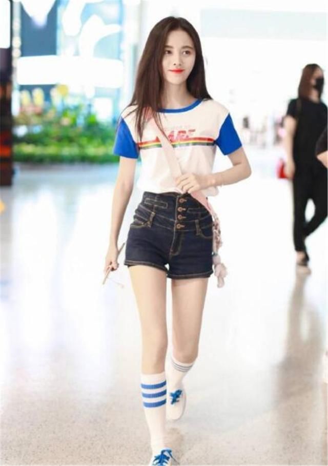 鞠婧祎终于好好穿裤子了，76斤穿出86斤的匀称，早该这样穿了！