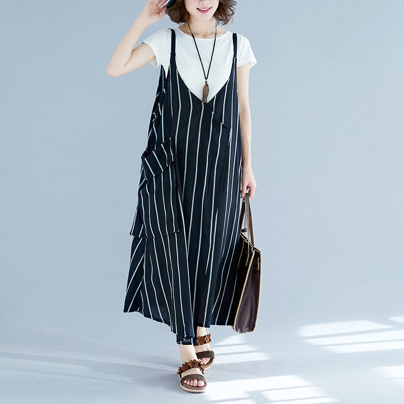 别再牛仔裤配外套了，城里姑娘都在穿藏肉裙出门，简直美死了