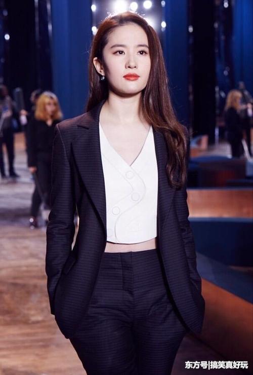 章泽天太会穿了，一身西装穿成了刘亦菲，网友：真羡慕刘强东