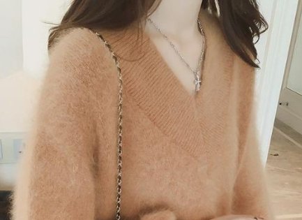 白露都过了，聪明女人早就备上新款毛衣，配上小脚裤穿，美上添嫩