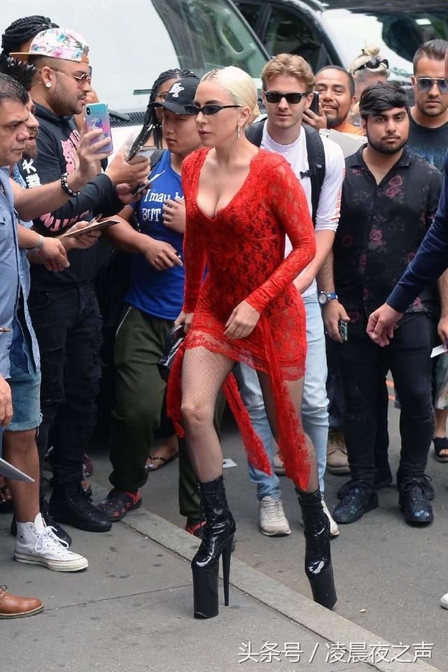LadyGaga减肥后首次亮相，身高1米5鞋子垫出1米8，太拼了