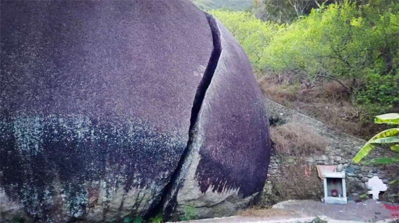  发现@广东发现一奇石，被雷劈开大裂缝，顶着千斤重的“脚趾石”