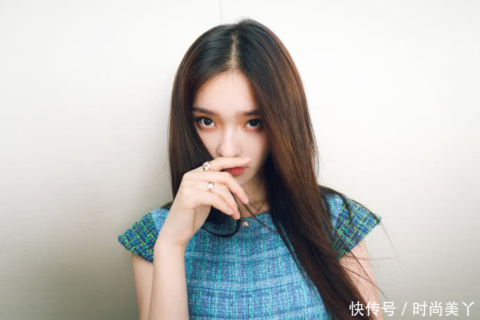 林允穿件蓝T就敢上街，大长腿超抢镜，网友：终于做回自己了！