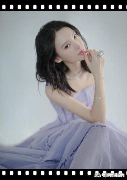 金晨穿浅紫色连衣长裙 整个人都紫起来了 28岁的她就是小仙女