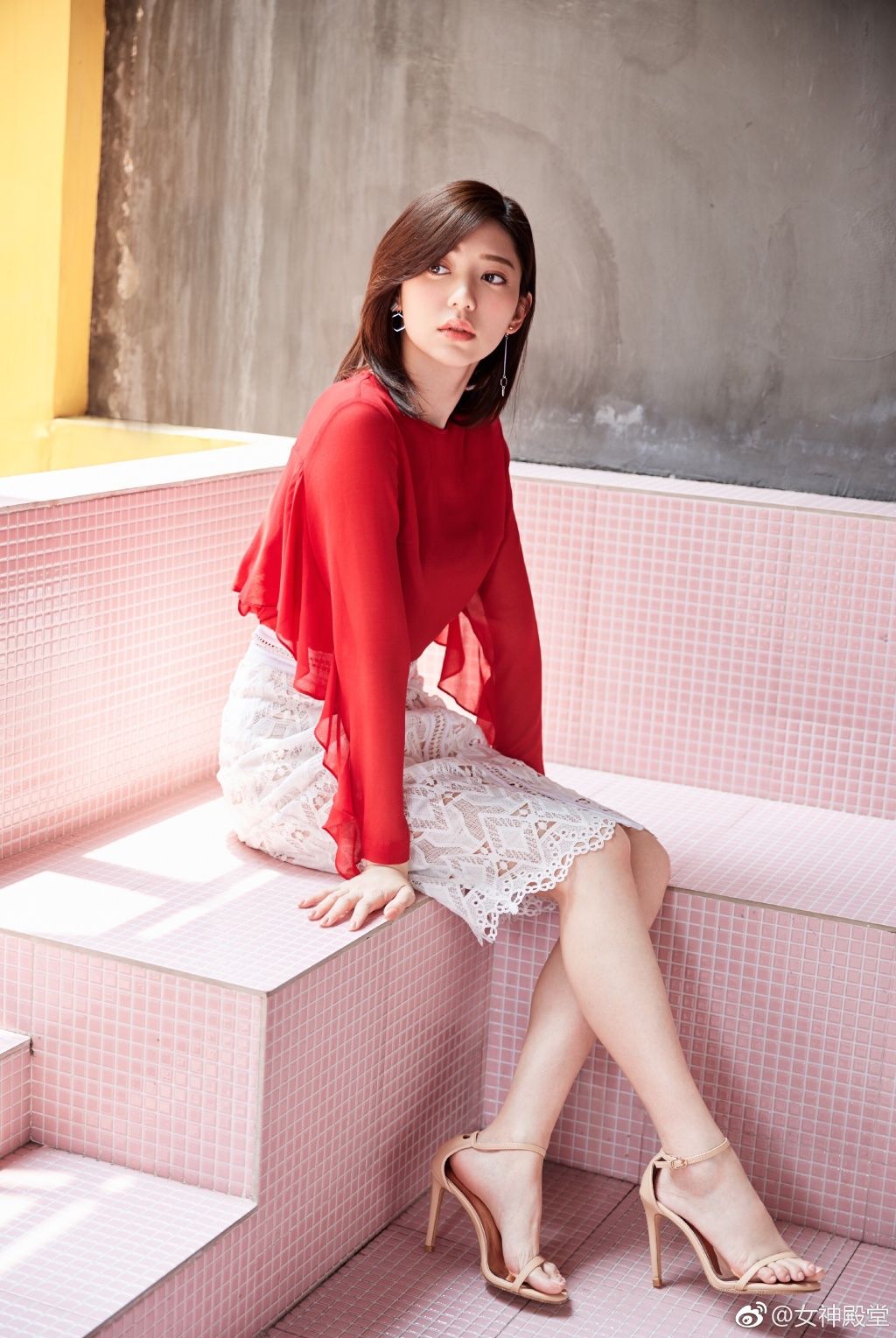 郭雪芙时尚写真，镂空短裙秀出一双白皙美腿 脚也好漂亮