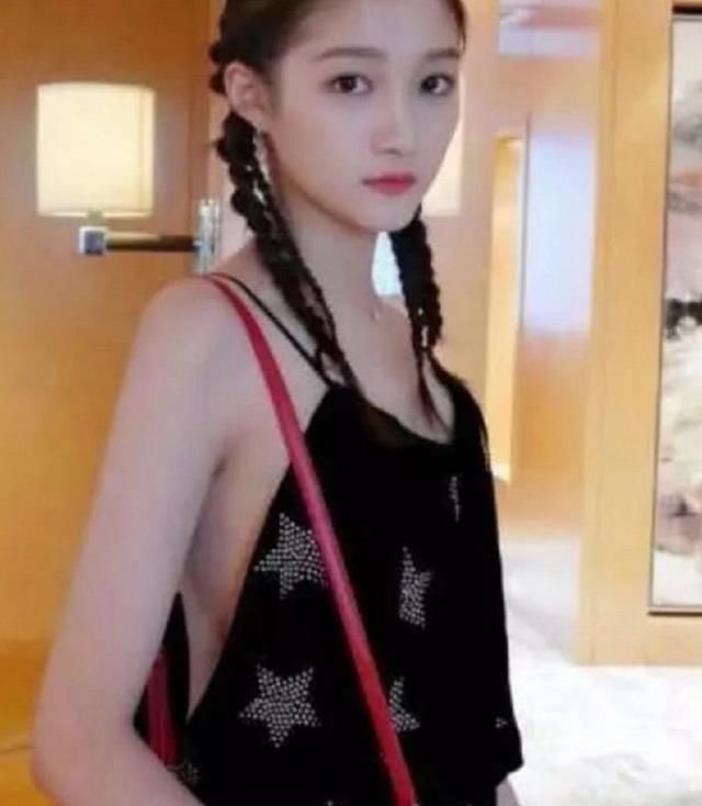 关晓彤真会玩，黑色吊带裙穿出美感，网友:拍照的是谁?