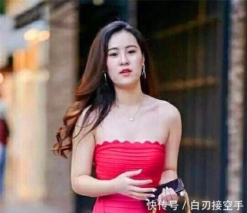  「身穿」街拍：长相甜美的小姐姐，身穿宽松的毛衣配短裙，尽显优雅女神的风采