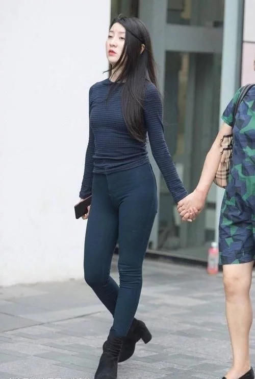 街拍身段和气质都很拔尖的美人,美的各有千秋,一点点不输明星