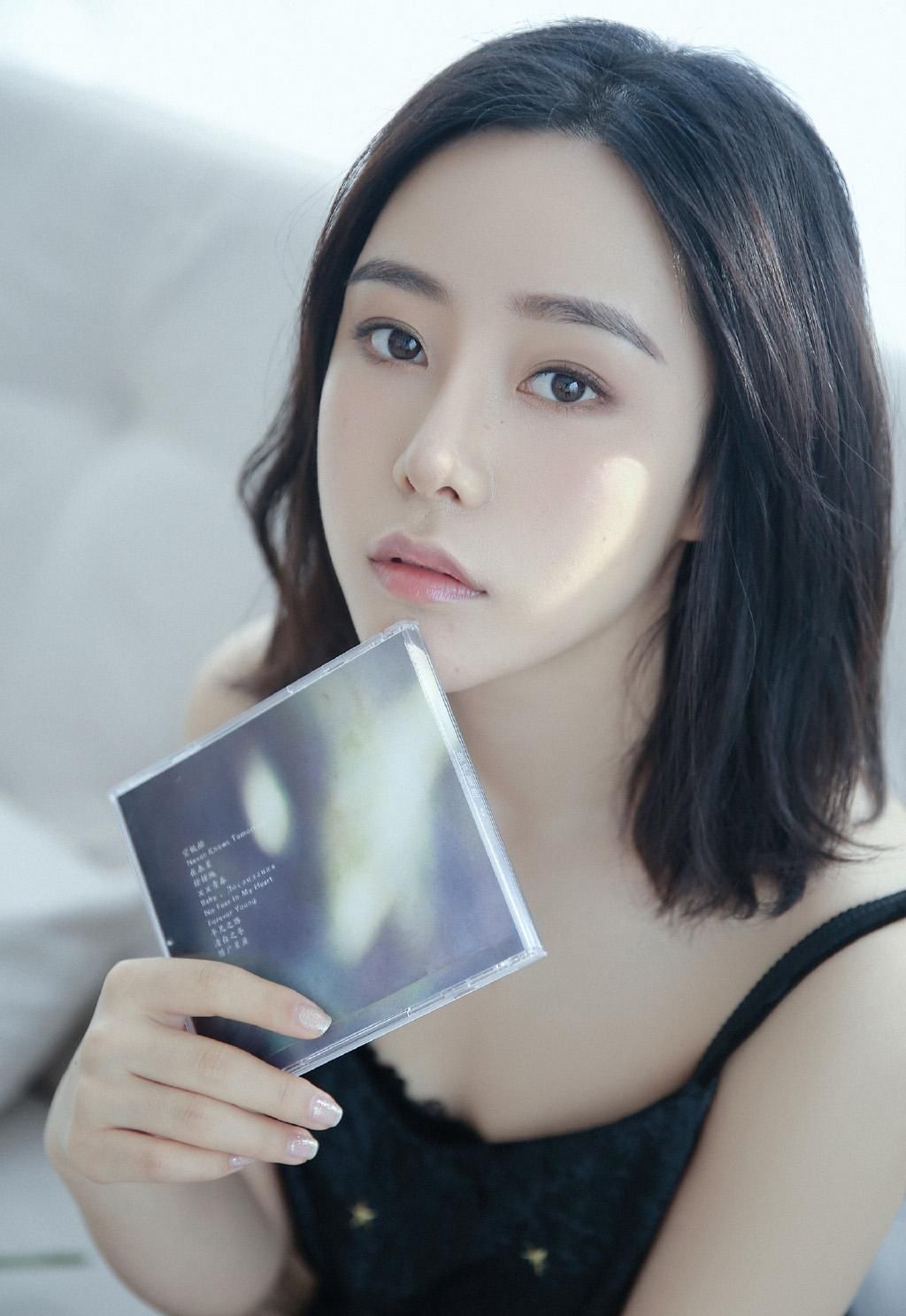 极品少妇美女吊带睡衣风情诱惑写真