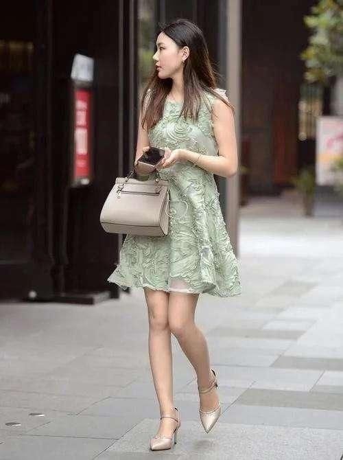小姐姐穿着波西米业连衣裙优雅气质十足，街头不断有人投来目光!