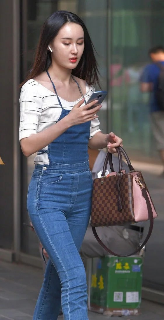 气质小姐姐连体吊带牛仔裤，绷出的勒痕让人心动