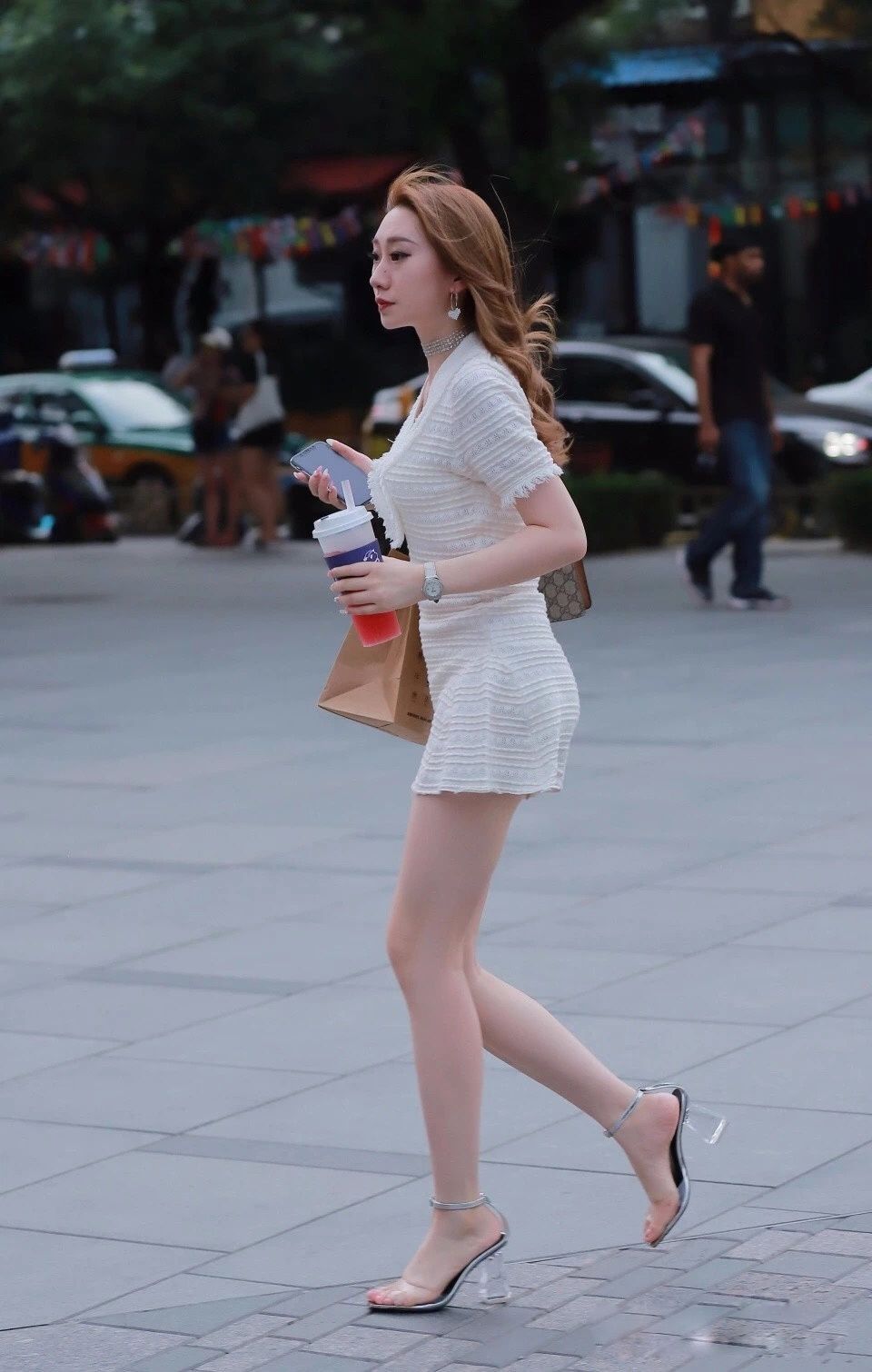 街拍丨是因为天气越来越热了?咋裙子越穿越短?