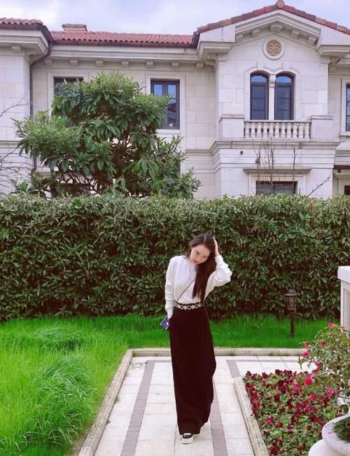 「奔四」奔四女人“装嫩”穿搭,简约时尚又减龄,时髦精致又有女人味
