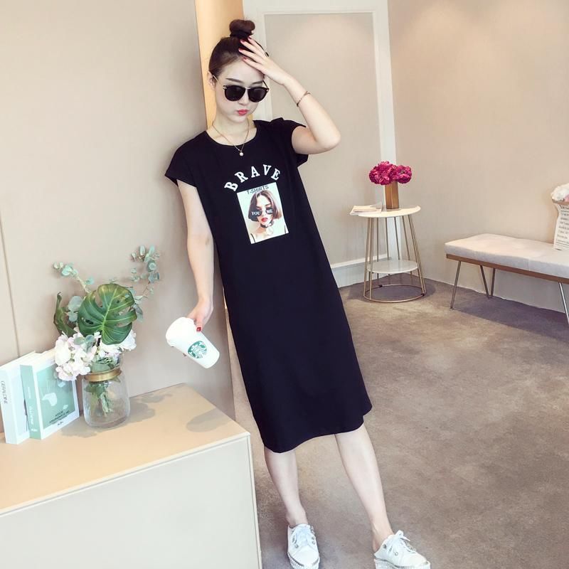 40岁女人别乱穿衣，看下面女人穿“T恤裙”，也是别有一番滋味