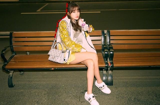 只有25岁，却比杨幂脖子前伸还严重，最近换了身衣服，终于美了