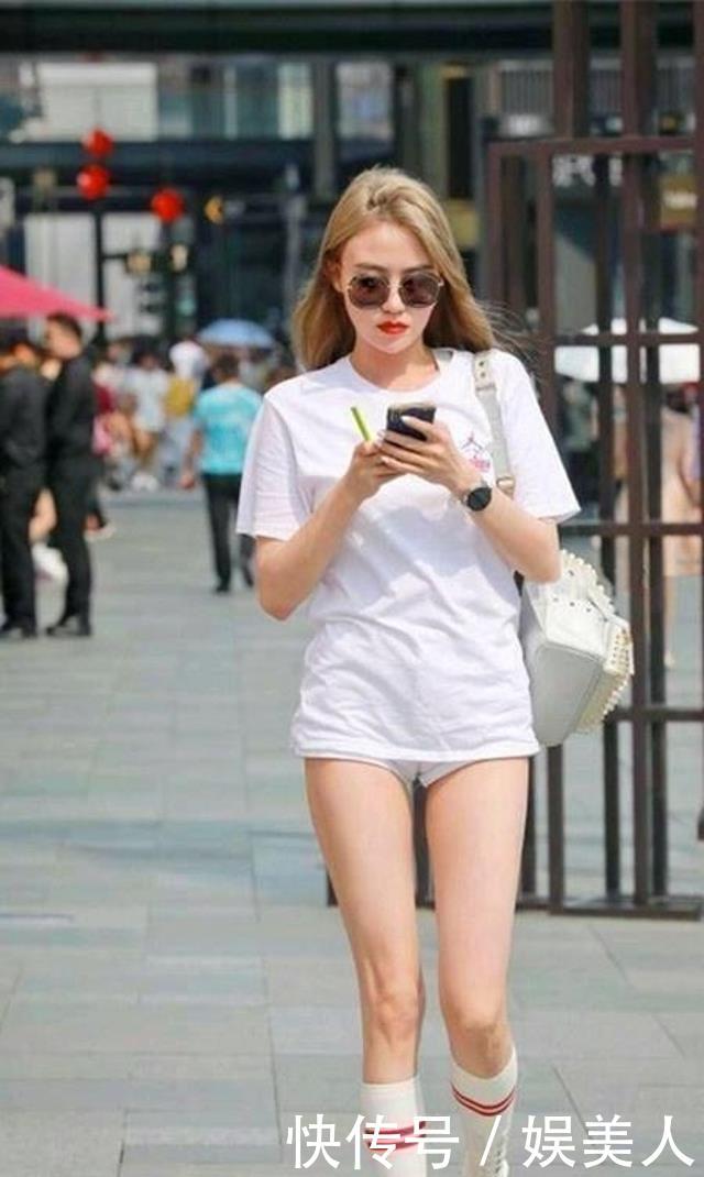  【妩媚】路人街拍，美女笑容妩媚，穿白色的休闲半袖上衣，特别有女神范