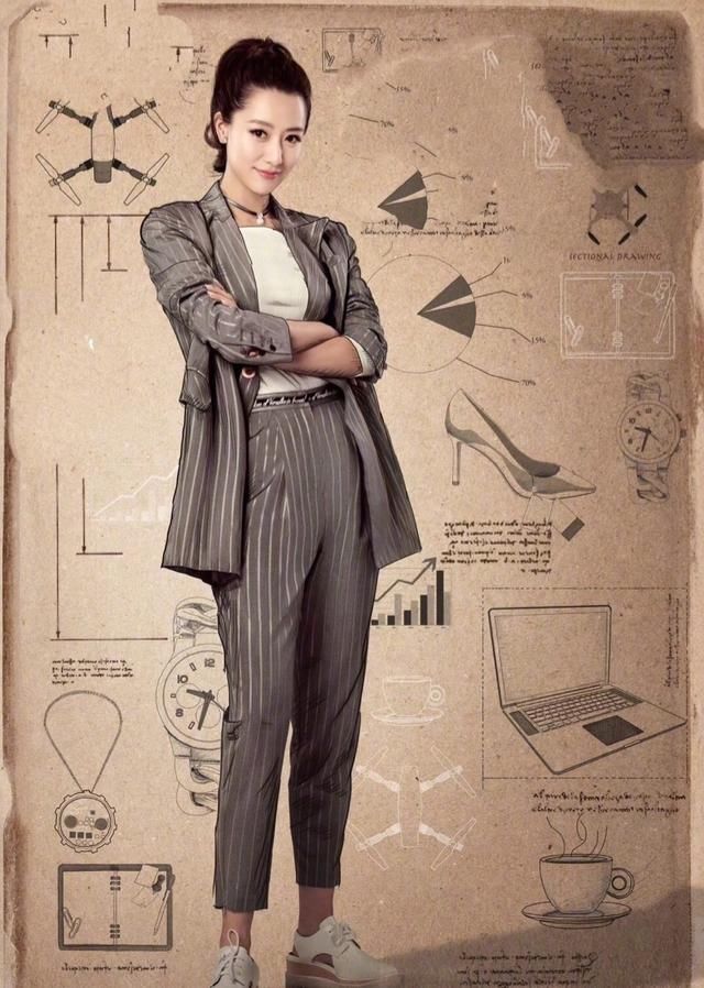 『 展现女性』穿西装美到窒息，一点不比陈数差，她被誉为优雅女神