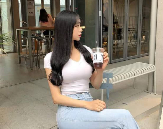 时尚的牛仔裤美女，展现别具一格的时尚与美！