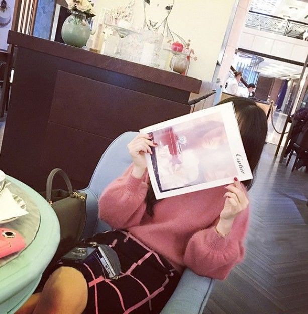 别再乱穿了!今秋流行:毛衣+套裙，分分钟变女神，太美了