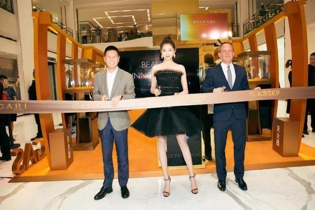 关晓彤皮肤白的逆天，普通人根本不敢靠近她！