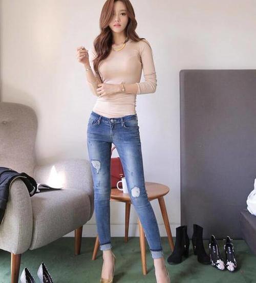 路人街拍,这身材,真的是前凸后翘啊,绿色的包臀裙