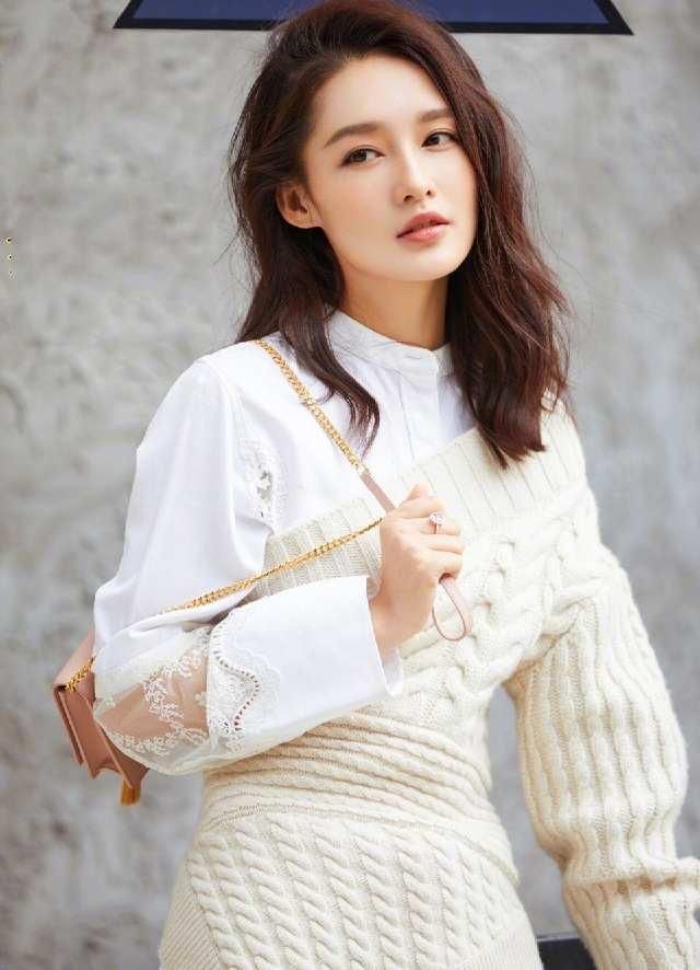 气质出众的李沁，这些穿衣搭配，就是一个行走的衣架!