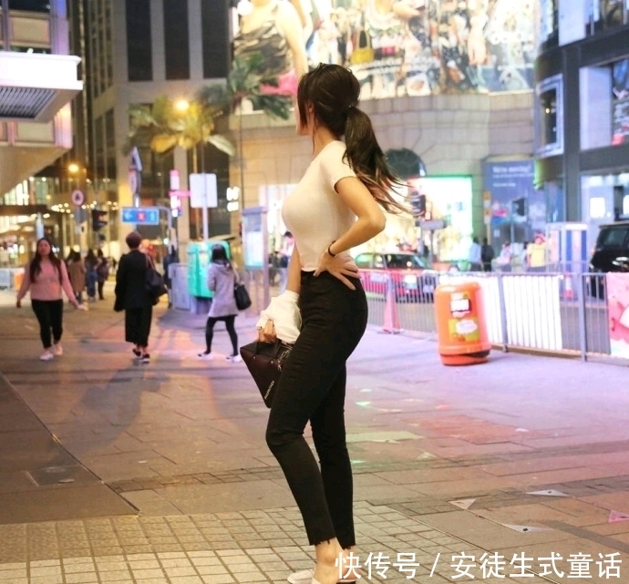 『惹火』街拍性感惹火曲线美女写真