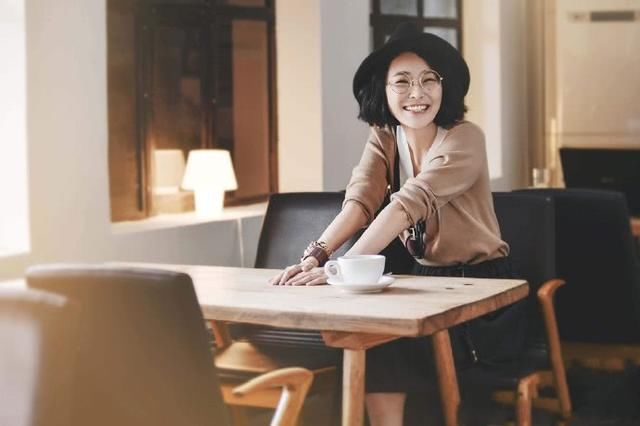 李曼全身只穿了件裹胸，裙子透到里面都看到了，跟没穿有啥区别？