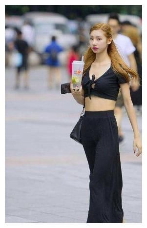 街拍:图二美女穿低腰牛仔短裤,清凉舒适!图五小姐姐迷倒众人!