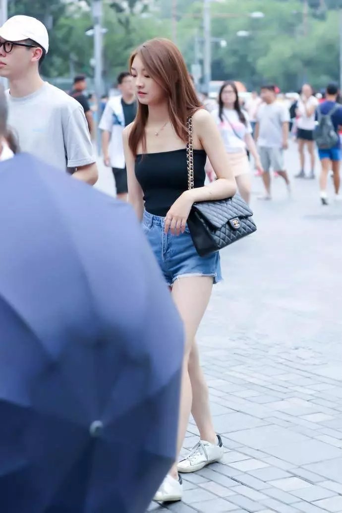 路人街拍，小姐姐身材很好，青春又有活力