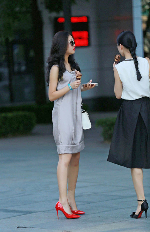成都街拍:闺蜜出行正确穿搭，吊带衣搭配短款热裤+空调小外套