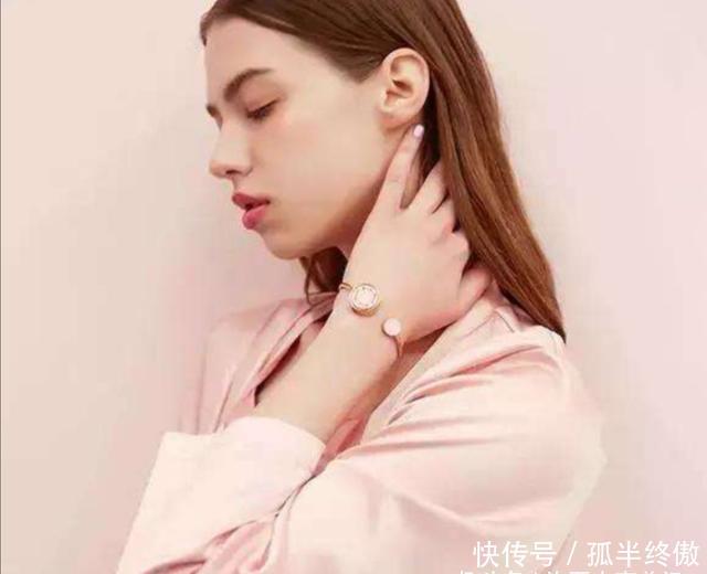 「女人」女人手腕上戴“表”还是“镯子”?代表着不同的品味,看你是哪种