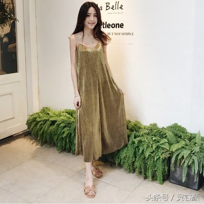 如今年女人真敢穿，这款“吊带裙”，清新质感十足，性感而迷人