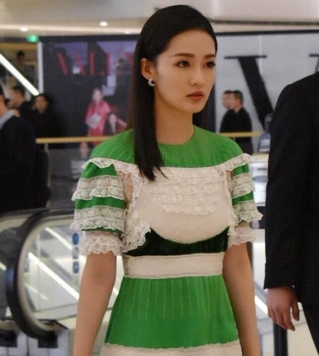 见过明星撞衫没见过“撞脚”，看到乔欣和李沁这打扮，我沉默了！